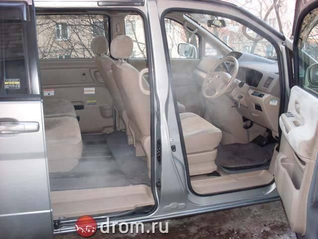 2002 Nissan Serena