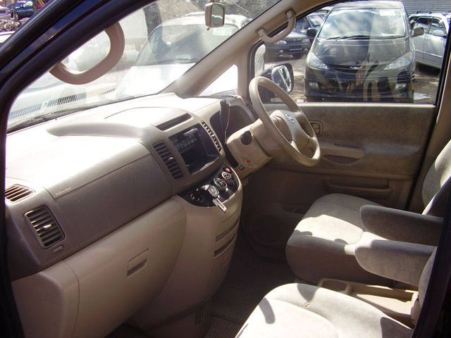 2002 Nissan Serena