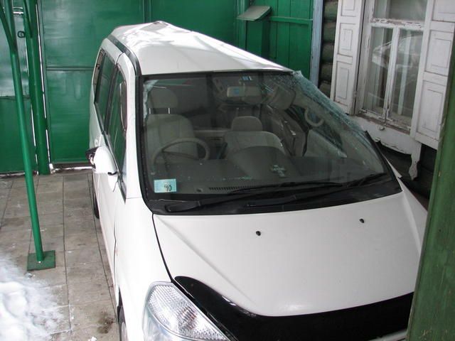 2002 Nissan Serena