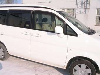 2002 Nissan Serena