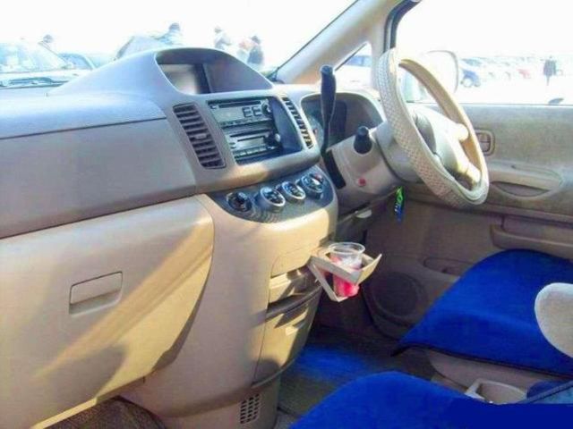 2002 Nissan Serena