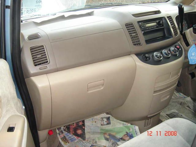 2002 Nissan Serena