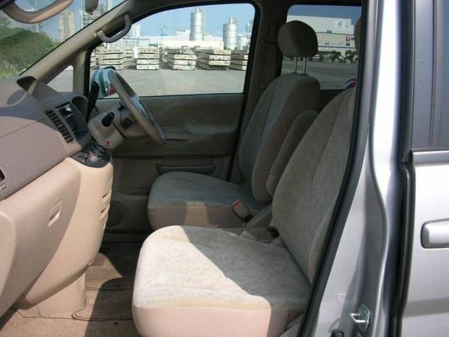 2002 Nissan Serena