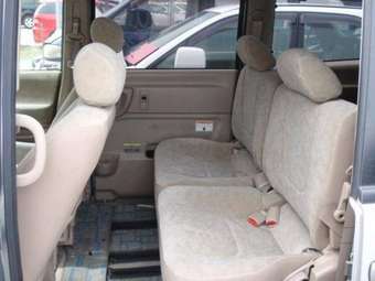 2002 Nissan Serena Pictures