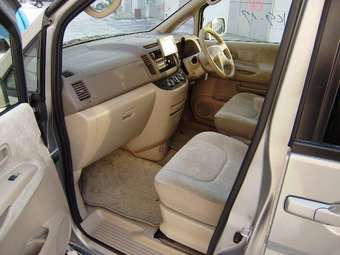 2002 Nissan Serena Photos