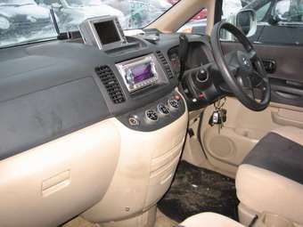 2002 Nissan Serena Images