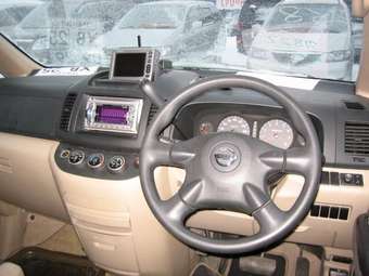 2002 Nissan Serena Pictures