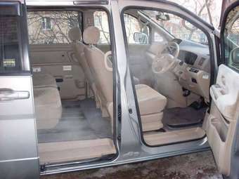 2002 Nissan Serena Pictures