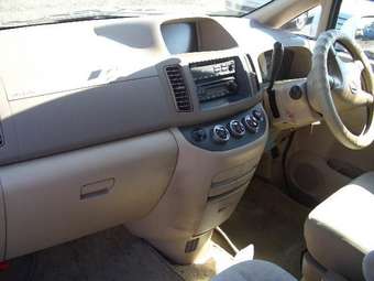 2002 Nissan Serena Pictures