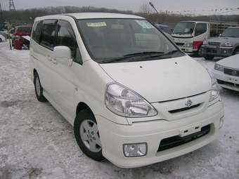 2002 Nissan Serena Photos