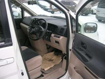 2002 Nissan Serena Pictures