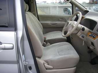 2002 Nissan Serena Photos