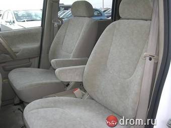 2002 Nissan Serena Pictures