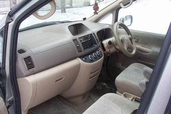 2002 Nissan Serena Pictures