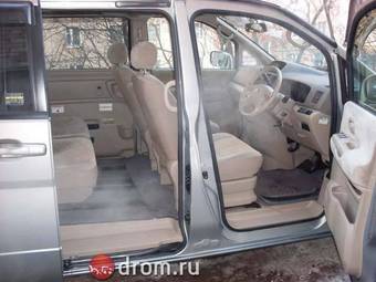 2002 Nissan Serena Wallpapers