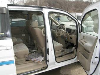 2002 Nissan Serena Pictures