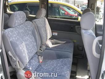 2002 Nissan Serena Photos