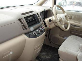 2002 Nissan Serena Pictures