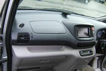 2002 Nissan Serena Pictures