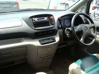 2002 Nissan Serena Images