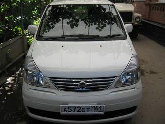 2002 Nissan Serena Photos