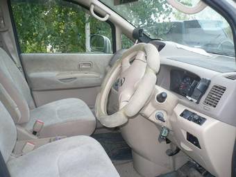 2002 Nissan Serena Pictures