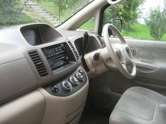 2002 Nissan Serena Pictures