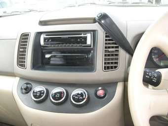 2003 Nissan Serena Pictures