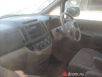 2003 Nissan Serena Pictures