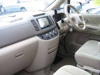 2003 Nissan Serena Pictures