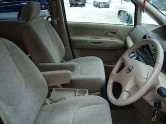 2003 Nissan Serena Photos