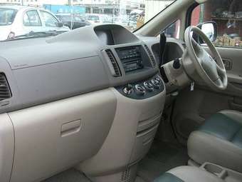 2003 Nissan Serena Photos