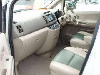2003 Nissan Serena Photos