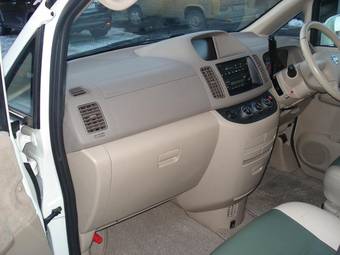 2003 Nissan Serena Pictures