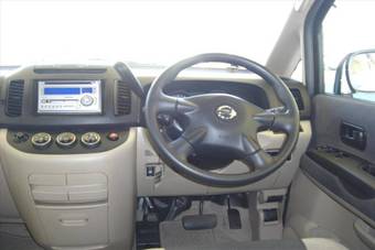 2003 Nissan Serena Photos