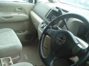 2003 Nissan Serena Pictures