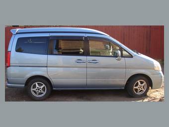 2003 Nissan Serena Photos