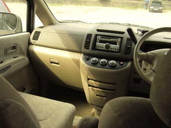 2003 Nissan Serena Photos