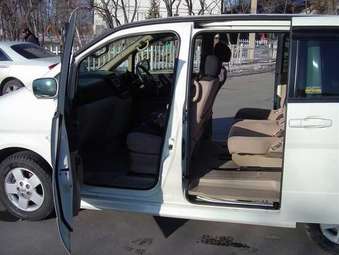 2004 Nissan Serena Images