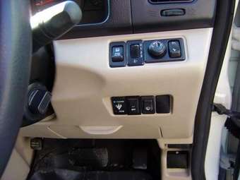 2004 Nissan Serena Pictures