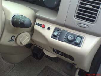 2004 Nissan Serena Photos