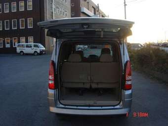 2004 Nissan Serena Pictures