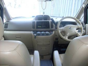 2004 Nissan Serena Photos