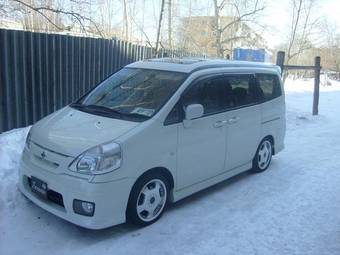 2004 Nissan Serena Photos