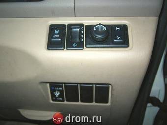 2004 Nissan Serena Photos