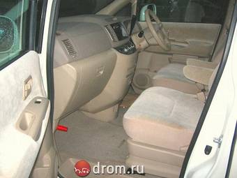 2004 Nissan Serena Photos