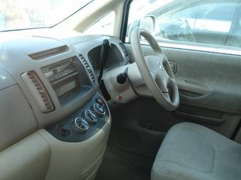 2004 Nissan Serena Photos