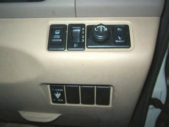 2004 Nissan Serena Images