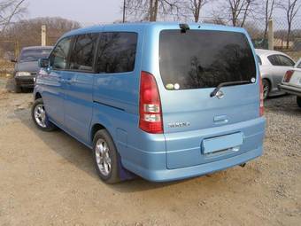 2004 Nissan Serena Pictures