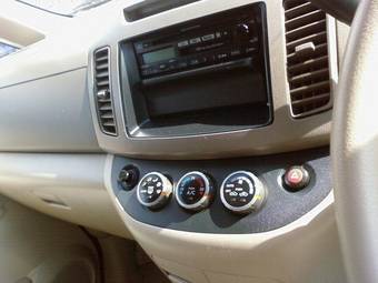 2004 Nissan Serena Pictures